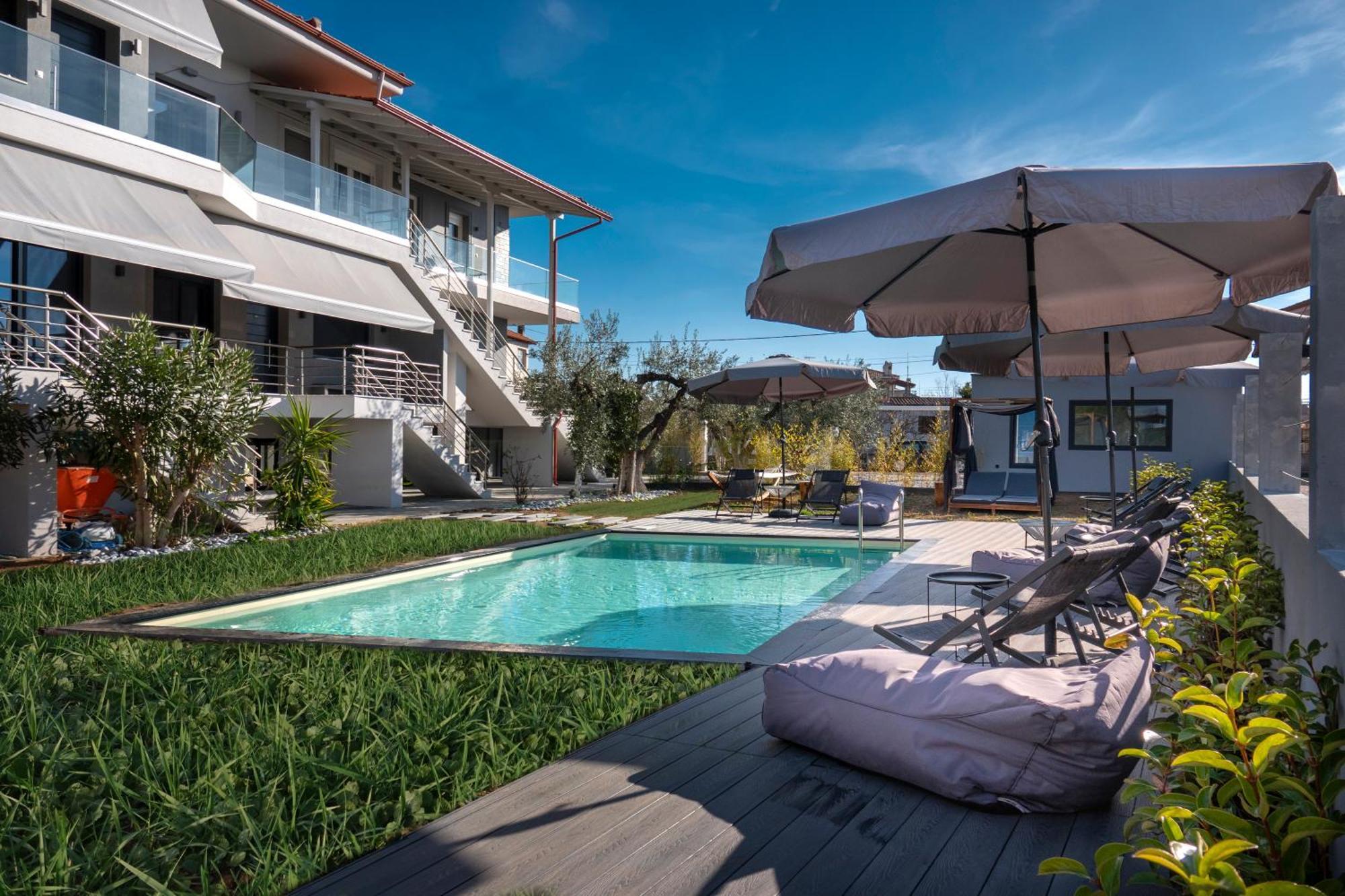 Berries Luxury Apartments Nea Moudhania Exteriör bild